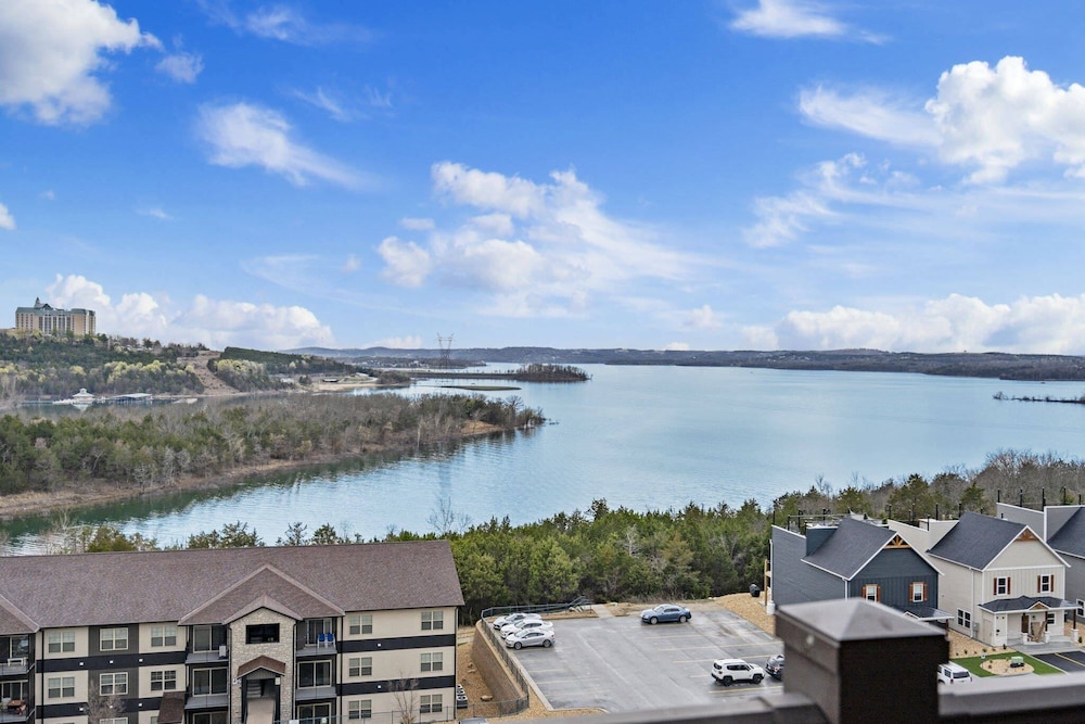 Majestic Lakeview Escape - Stunning Lake Views! view 4