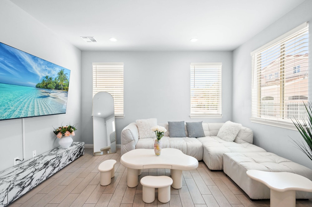 Modern Spacious Home Bright Family Group Friendly