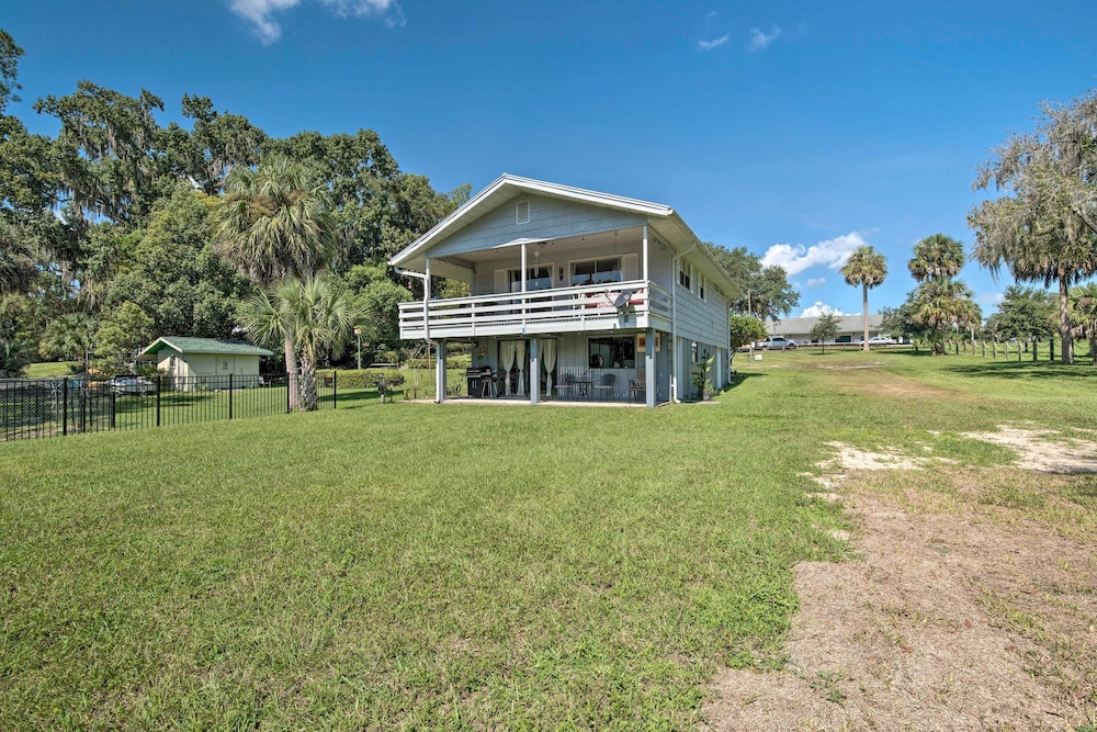 Docks + Balcony: Peaceful River Abode in Dunnellon