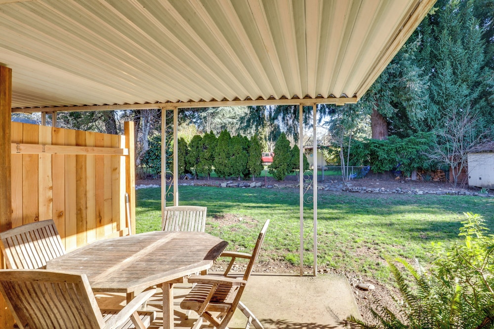 10 Mi to Portland: Greenway Neighborhood Home