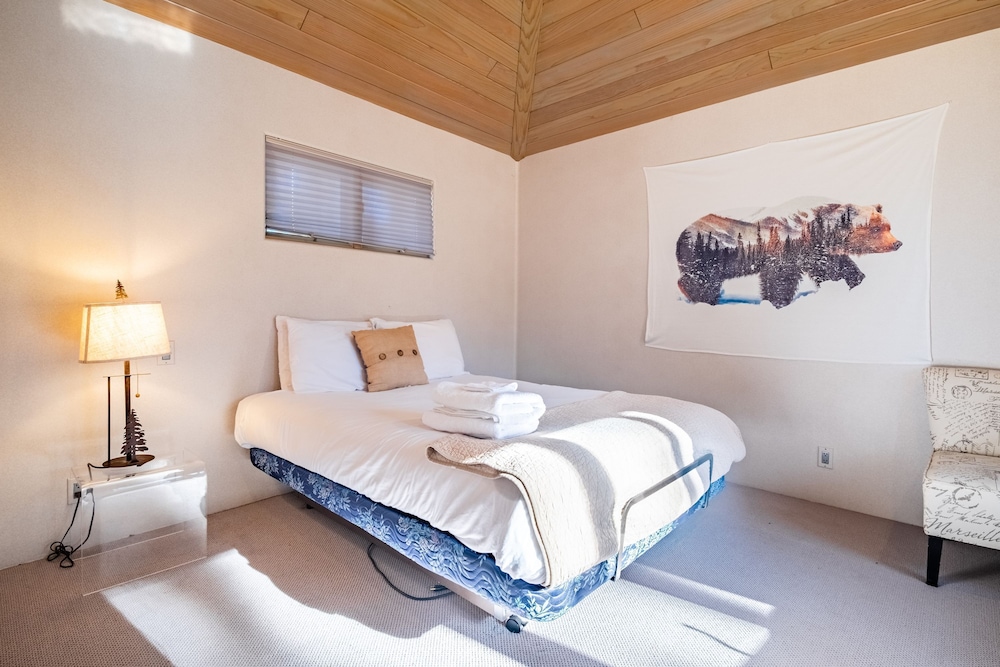 Heavenly Valley by Avantstay Home w Pool Sauna Hot Tub Game Room Tennis Crt Basketball Crt
