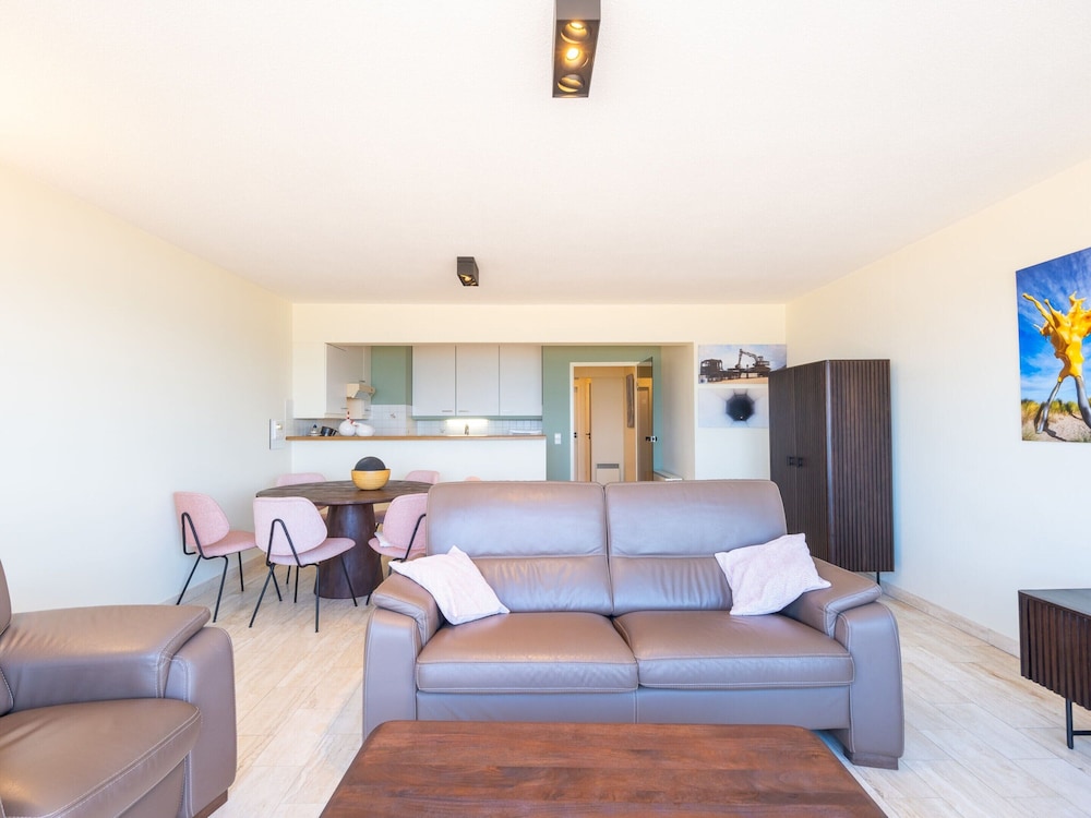 Apartment With Sunny Terrace and sea View
