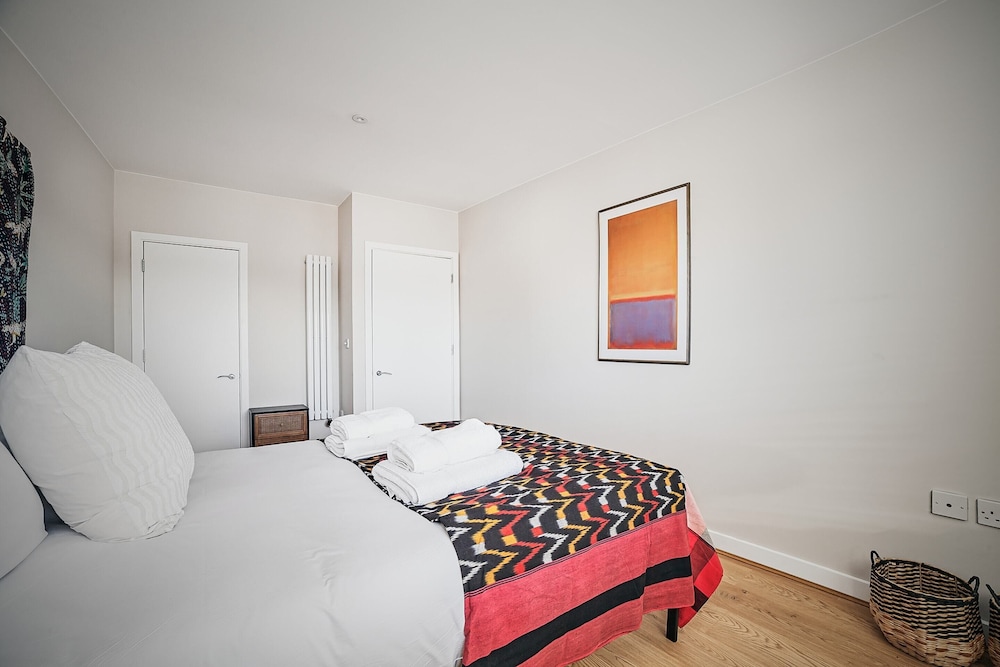 Sunny Shoreditch Oasis: Canal Views & Urban Charm