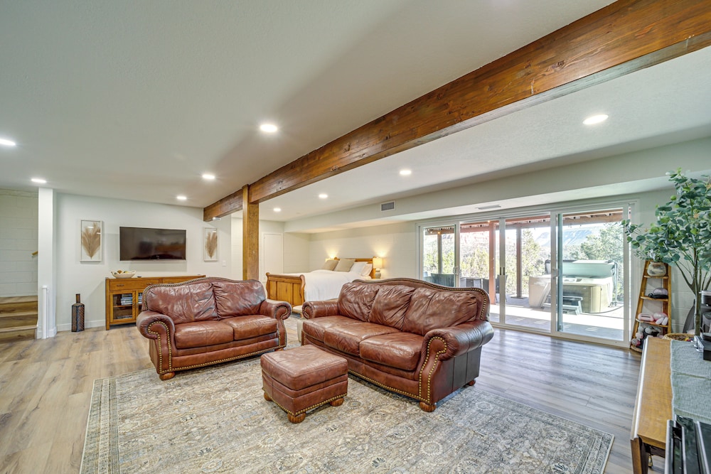 < 1 Mi to Shops: Uptown Sedona Home w/ Hot Tub!