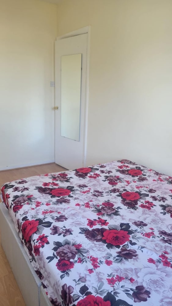 London Villa Retreat With 3 Bedrooms