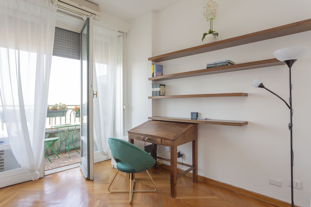 Skyline view Biancamano 1 bdr with balcony by Rentopolis