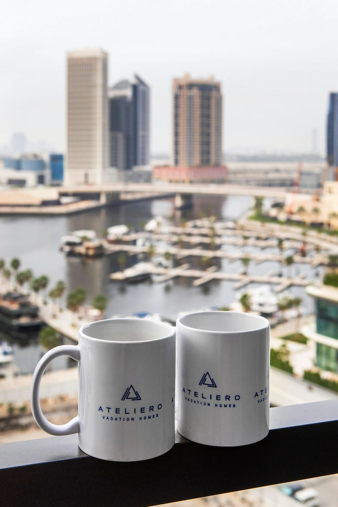 Luxe Waterfront 2BR with Canal view
