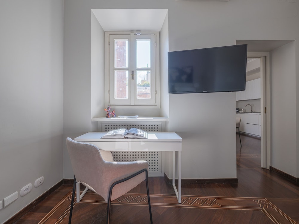 Corso Venezia - Elegant 1 BR apt With Shared Rooftop Terrace in the Heart of Milan