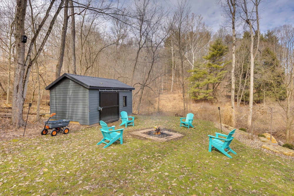 1 Mi to Marina: Cabin w/ Views Near Atwood Lake!