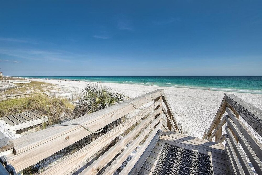 Sandtrap by the Sea 6 Bedroom Holiday Home by Five Star Properties