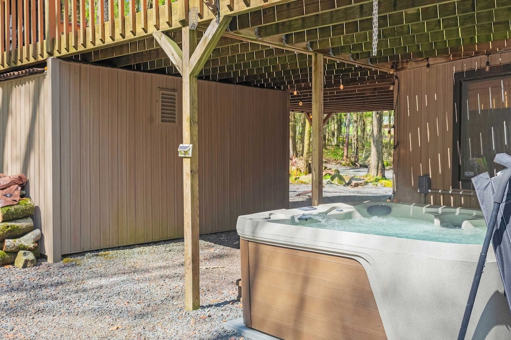 Atlas Point Lodge Sauna, Fireplaces, Kayaks, Lakes + Pet-friendly Yard