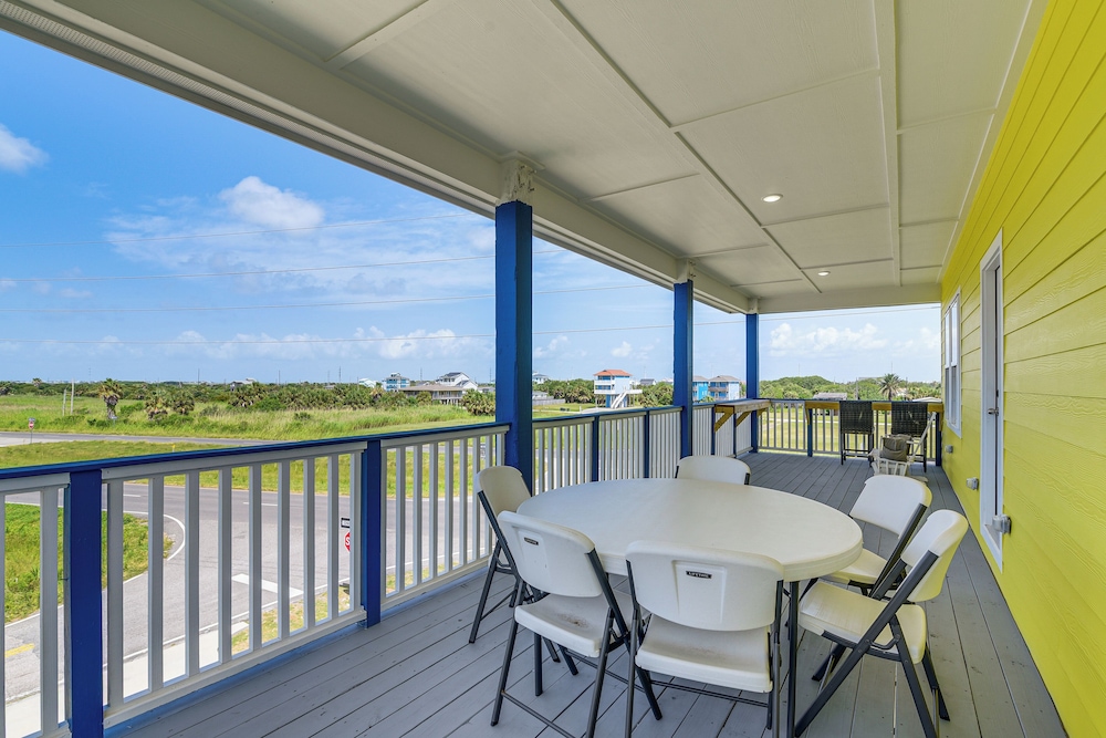 Walk to Beach: Group Getaway in Galveston!