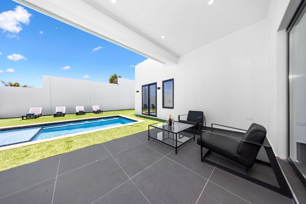 Brand NEW Villa Central Location Private Pool