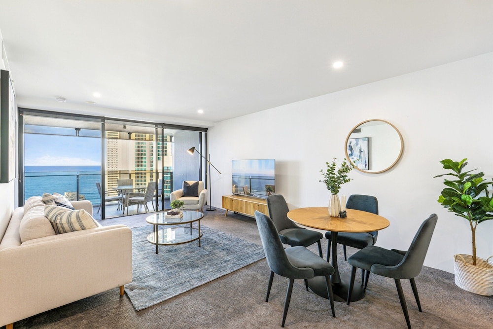 Circle on Cavill Luxe 2-bed With Views & Pool view 5