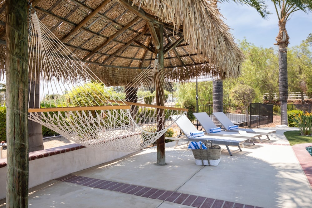 Villa Verdot by Avantstay Spectacular 6 BR Estate w Pool Hot Tub Tennis B-ball Courts