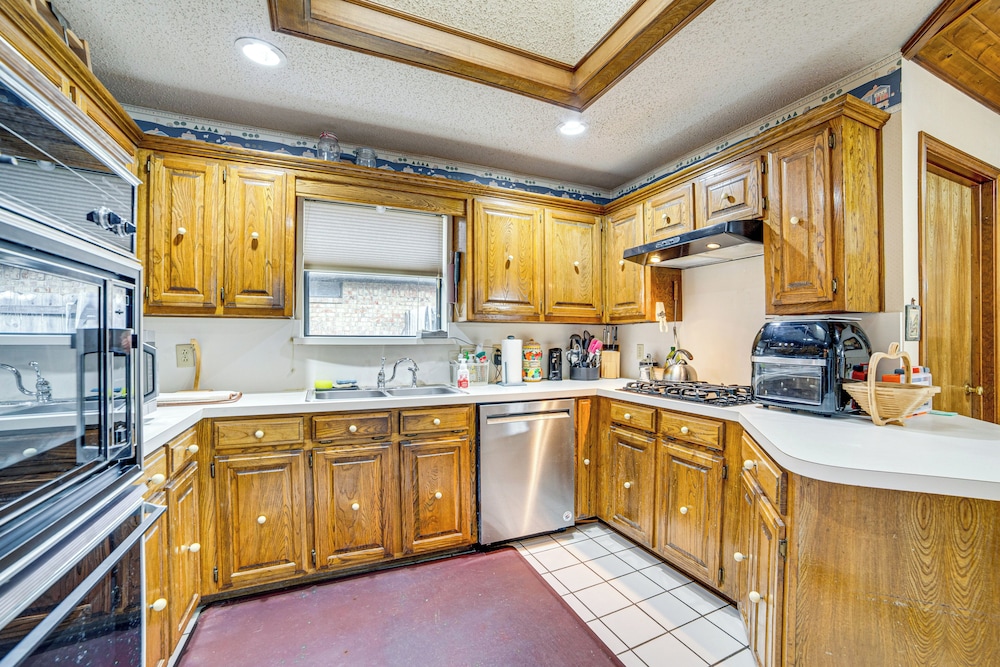 Pet-friendly Home w/ Pool - 8 Mi to Central Plano!