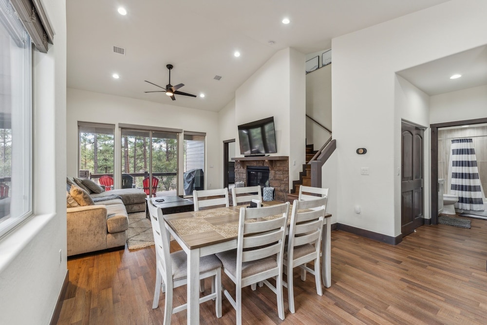 Scenic Golf Retreat With Modern Comforts & Fireplace 4 Bedroom Townhouse