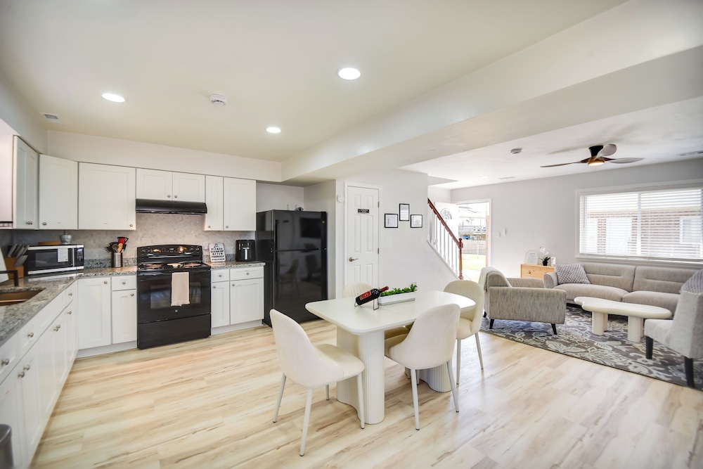 Stay By the Beach! Norfolk Duplex Half-mi to Ocean