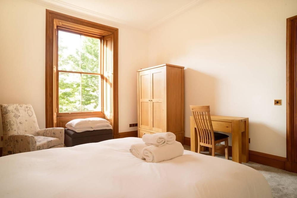 JOIVY 5 Bedroom Apt Near Meadows & George Square view 5