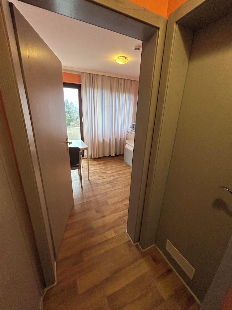 2-Rent Group Hostel Rooms AUB162