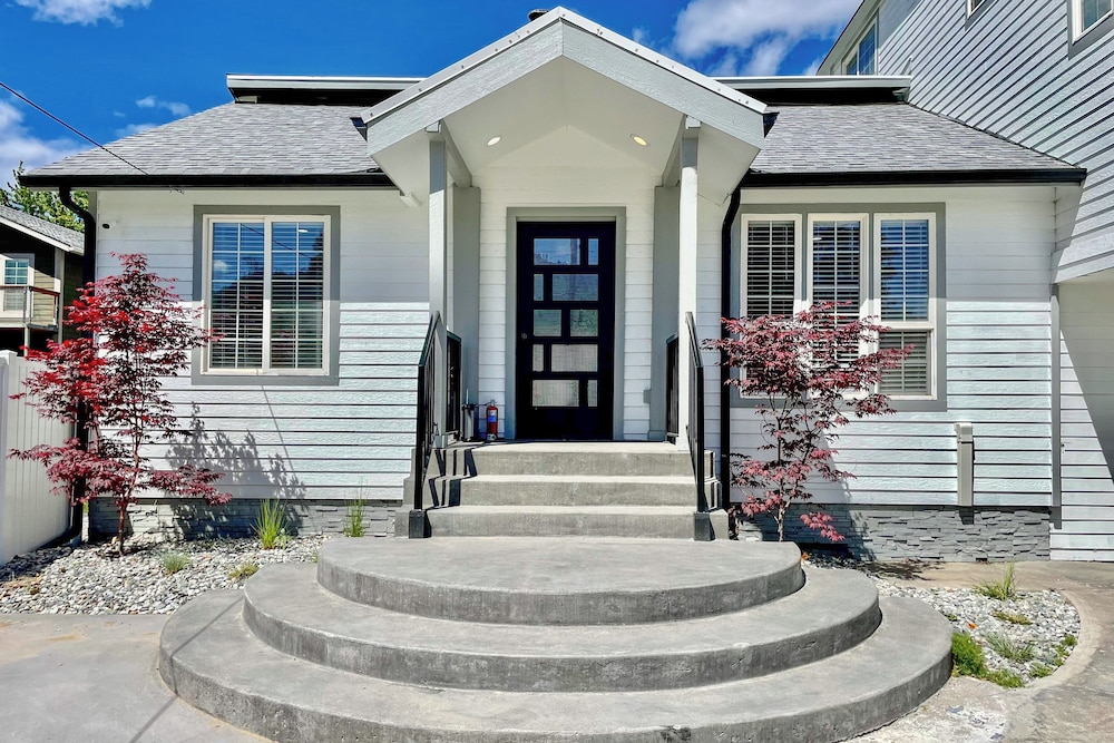 2 Blocks to Downton Chelan: Home w/ Hot Tub!
