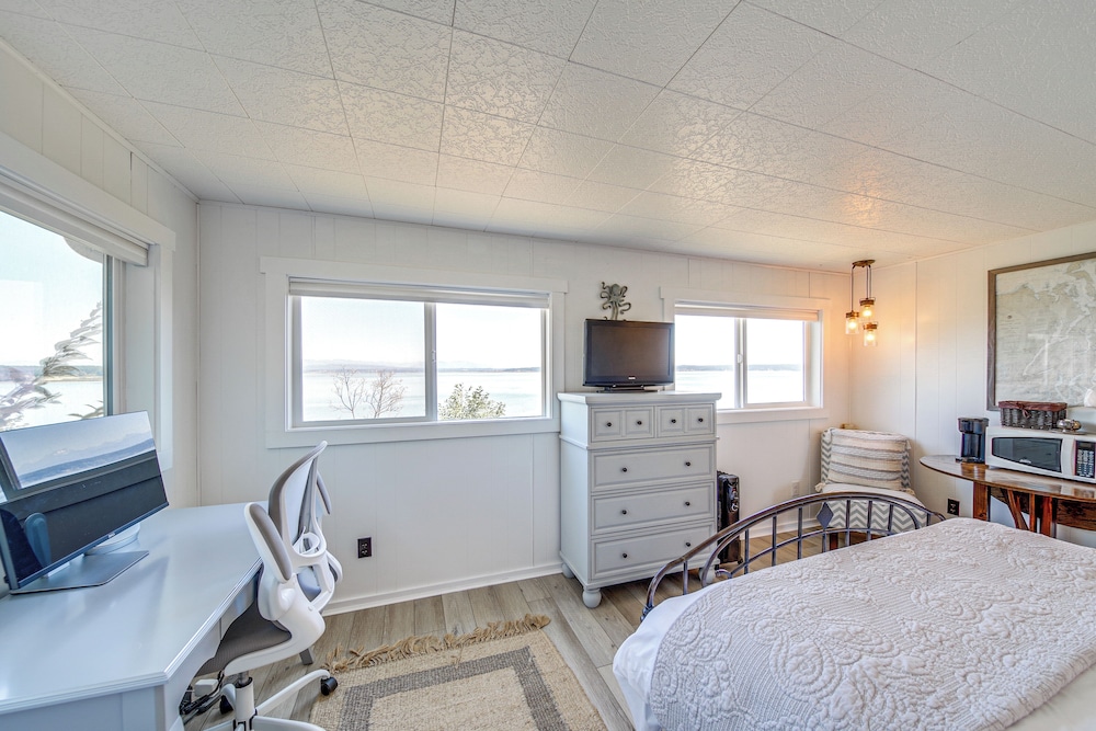 Mtn-view Camano Island Retreat Overlooking Beach