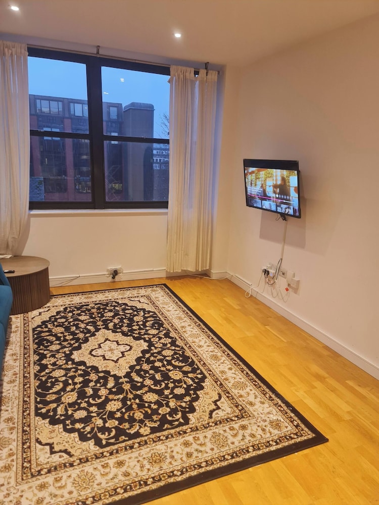2 Beds Flat Centrally Located 2 Mins From Station