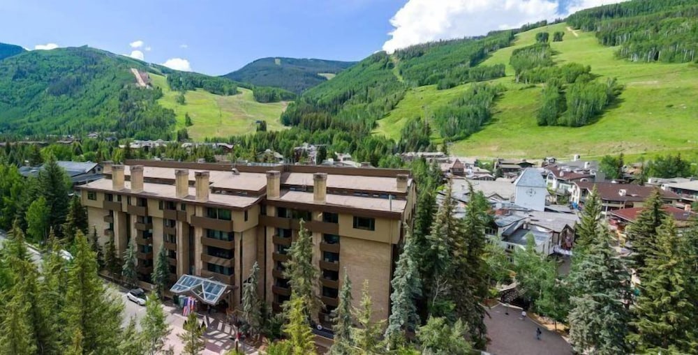Vail Village 3 Bedroom Condo at the Covered Bridge - Pool, hot tub & More!