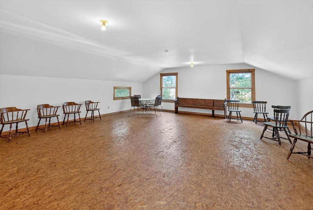 Secluded Woodland Retreat Near Starved Rock Park 4 Bedroom Home