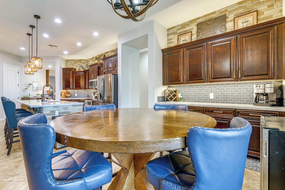 Swim-up Bar & Putting Green: Goodyear Getaway!