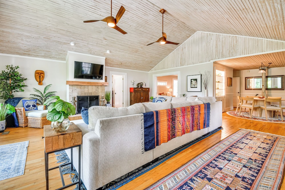 Mtn Views, Deck, Porches & Patio: Asheville Escape