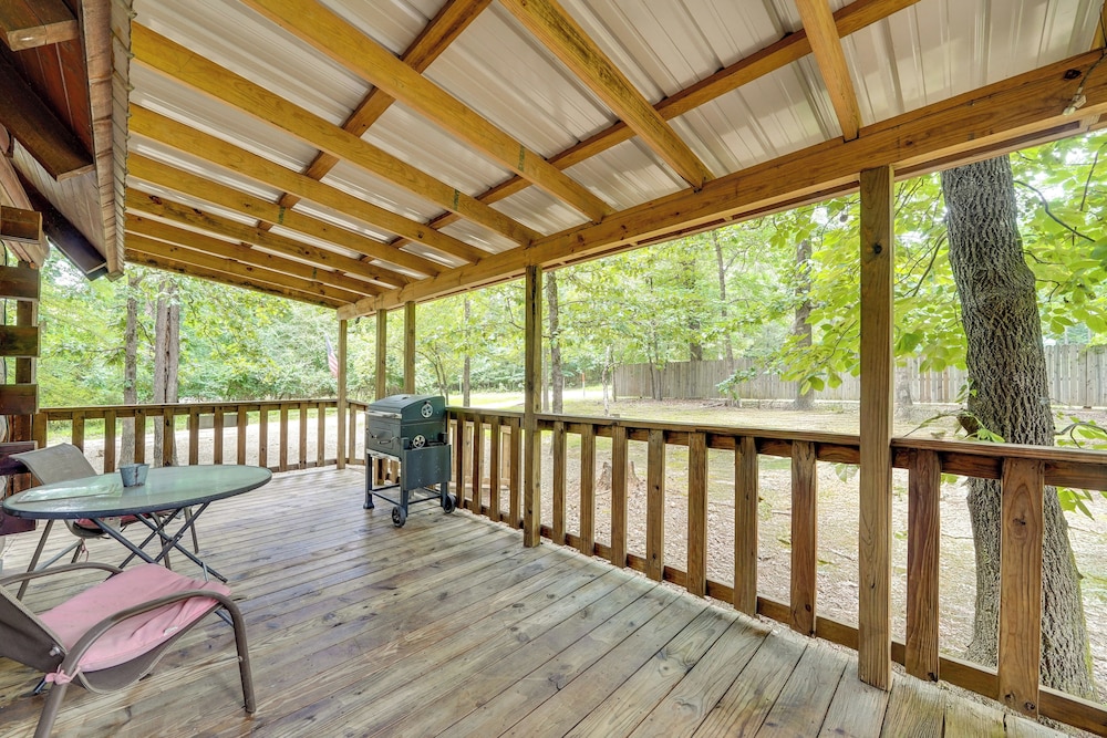 3 Mi to State Park & Lake: Broken Bow Cabin!