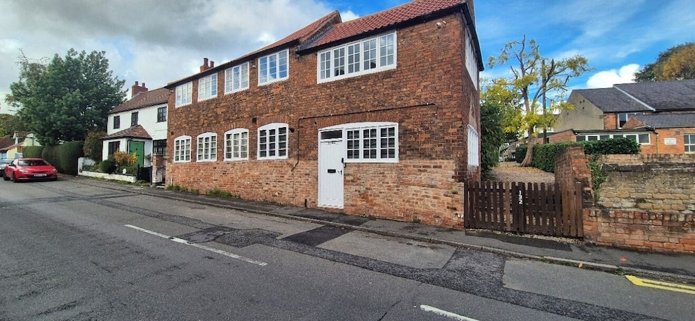 Spacious & Luxury 2BR Flat in Calverton