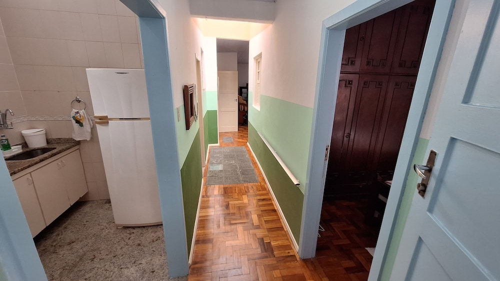 Casa vintage ampla com varanda e quintal