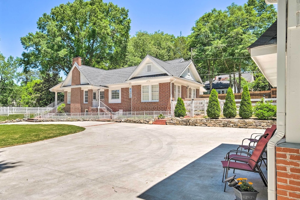 Cheery Cottage w/ Yard < 1 Mile to Marietta Square view 2
