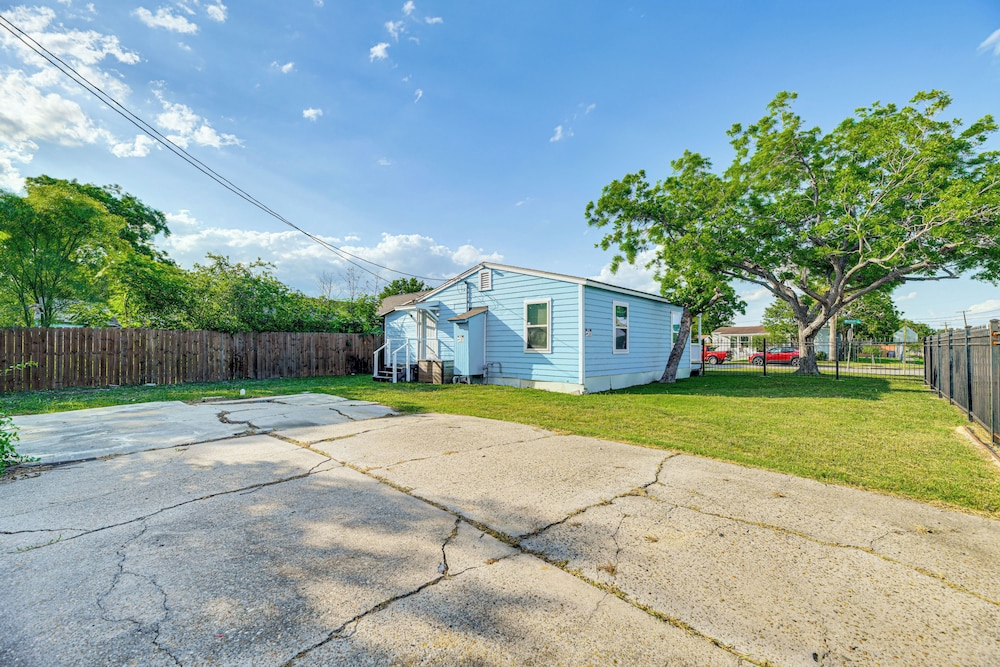 3 Mi to Beach: Family Home in Corpus Christi!