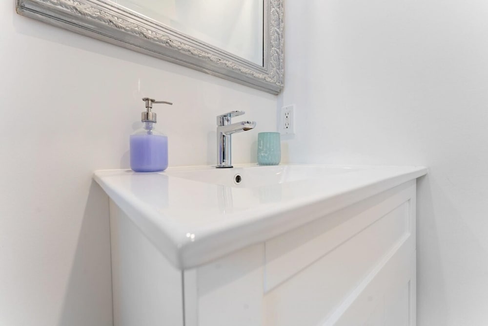 Spacious 2bdrm Home in Burlington