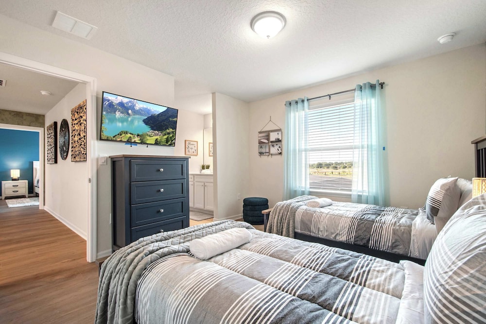 Bright & Spacious 7BR Pool Villa w/ Game Loft New Windsor Cay Resort Near Disney