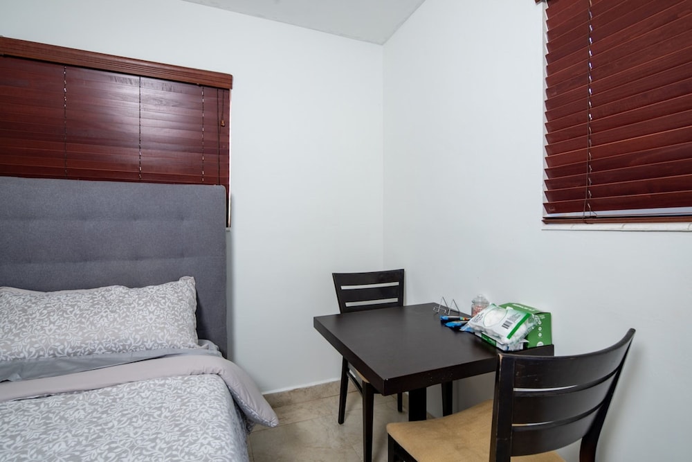 Private 1BD Efficiency King bed Wi-fi Parking