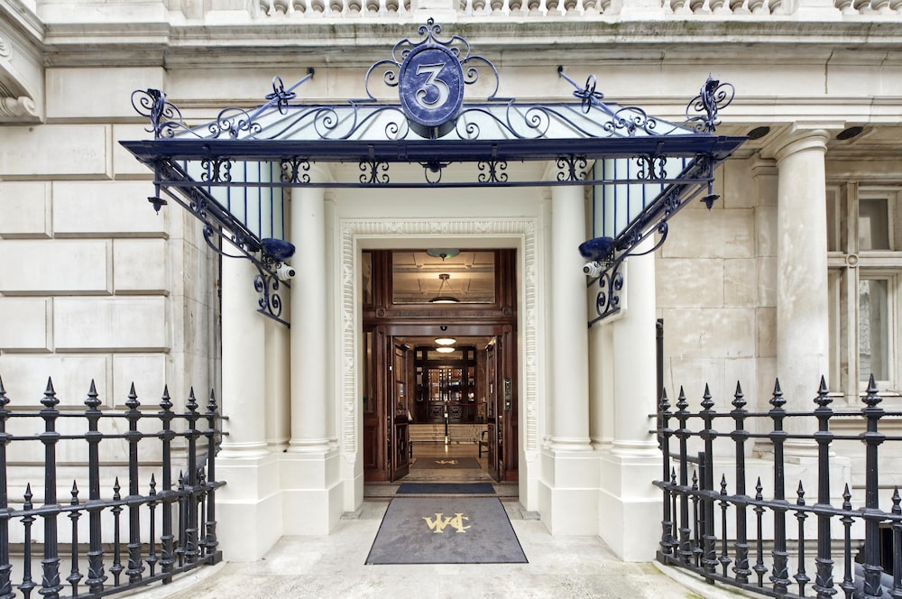 Historic Whitehall Flat in SW1 by Underthedoormat