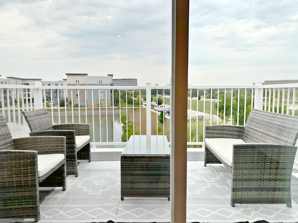 Modern 4BR with Parking - WV rep 4