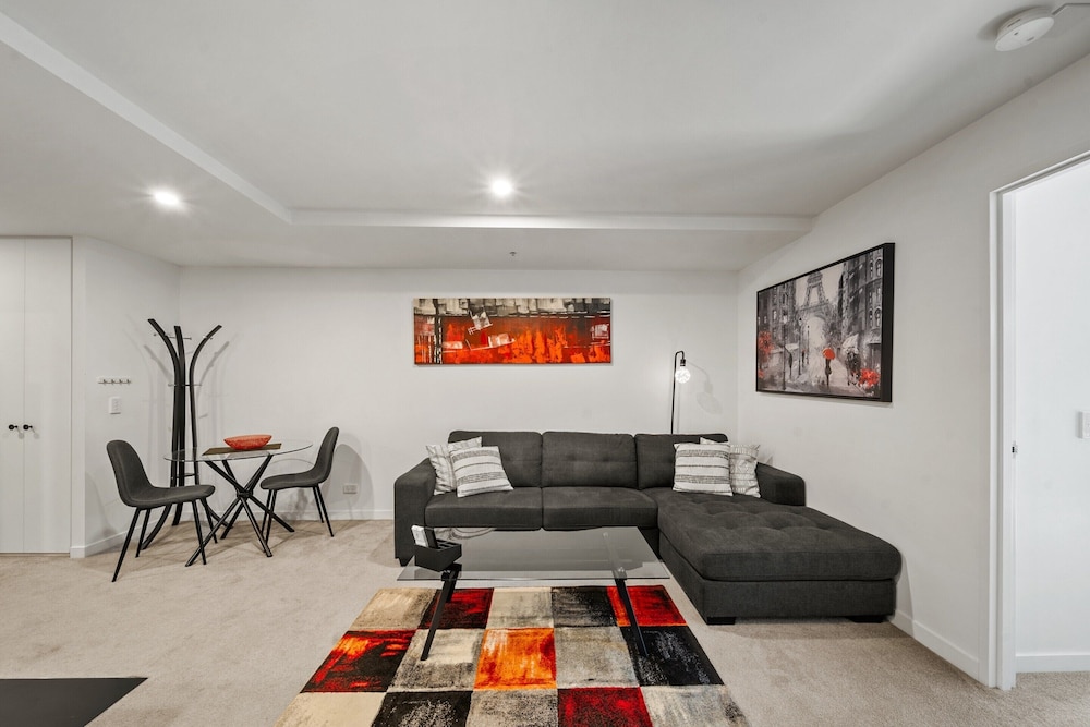 Central 1-bed Apartment With Pool