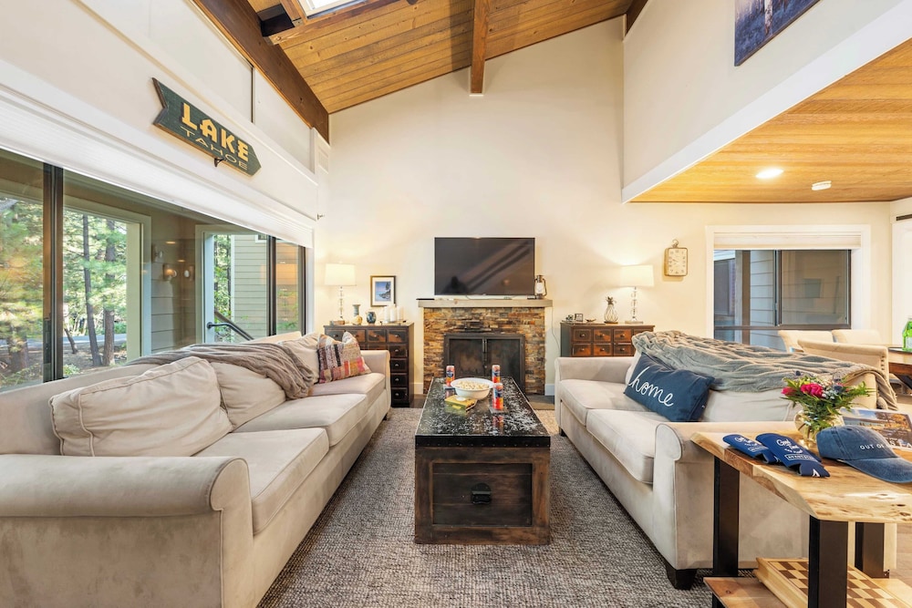 Near Ski, Beach, & Hiking Trails + Clubhouse Pool & Hot Tub Access Juanita Blue by Avantstay