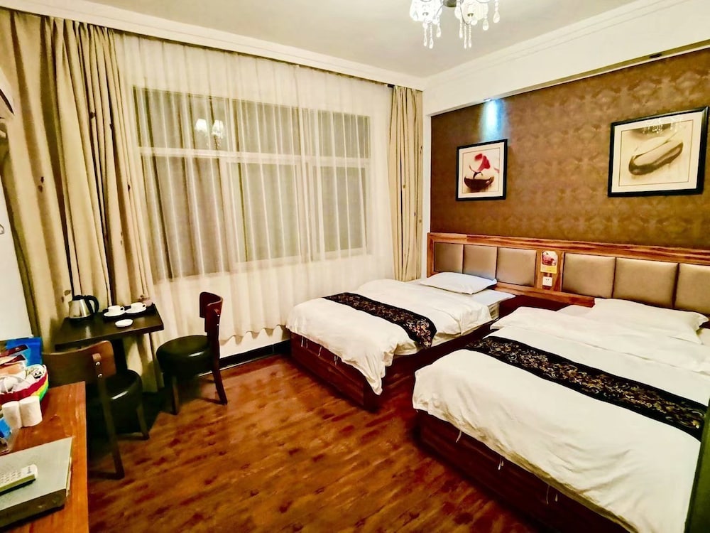 Fenghuang Little Bear Family Guest House view 5