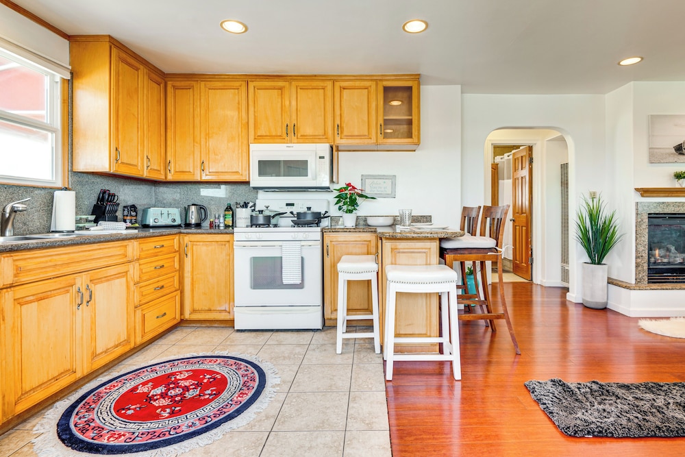 Walk to Ocean: Manhattan Beach Apt w/ Deck