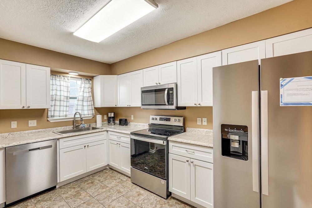 7 Mi to Dtwn Panama City: Family Home w/ Patio