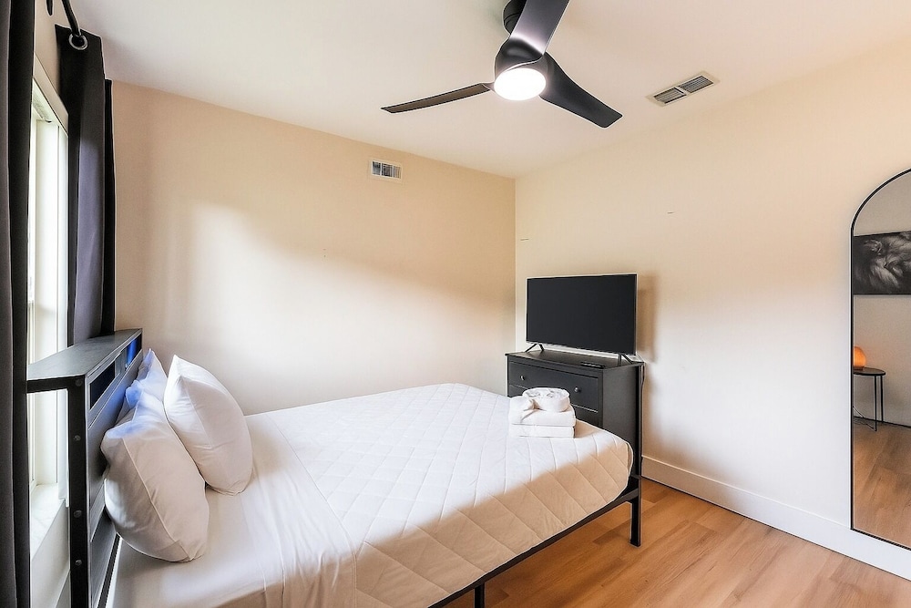 Cozy Queen BR + Pool Access Near Disney