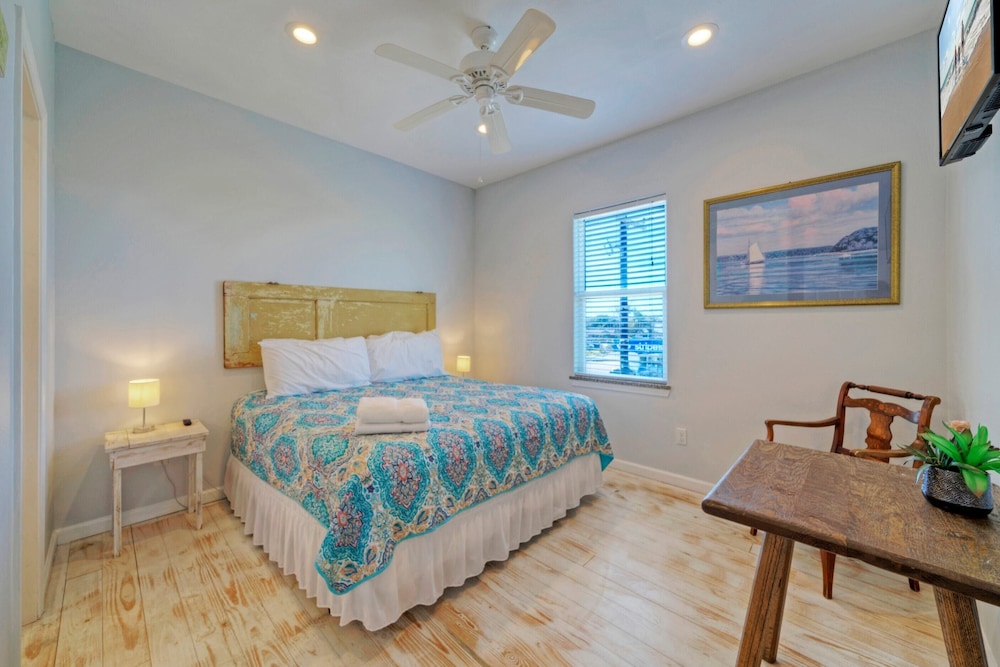 6bdr Bay Haven w/ Shared Waterfront Pool + Boat Dock Keeper Trout by Avantstay