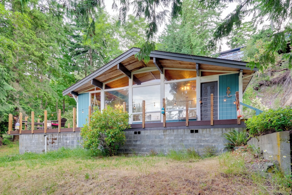 2 Blocks to Puget Sound Beach: Lummi Island Home