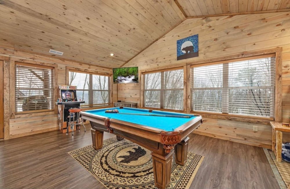 Lux Cabin Smoky Mtn View Dog Friendly Hot Tub